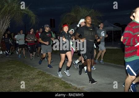 Grintosa membri del 6° Aria Mobilità ala esecuzione in Santa 5k Fun Run a MacDill Air Force Base, Fla., Dic 14, 2018. Eventi come il divertimento corre dare aviatori e alle loro famiglie la possibilità di rendere di routine di formazione fisica eccitante. Foto Stock