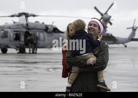 NORFOLK, Virginia (dec. n. 15, 2018) - Cmdr. Pat Morley, il delegato della "Dragon Slayers" di elicottero di mare squadrone di combattimento (HSC) 11, saluta la sua famiglia come egli ritorna dalla distribuzione in un MH-60S Sea Hawk elicottero a Naval Station Norfolk. HSC-11 partì con Carrier aria Wing 1, Aprile 11, 2018 come parte del costante rotazione in avanti delle forze dispiegate sostenere le operazioni di sicurezza marittima nelle acque internazionali in tutto il mondo come parte della Harry Truman Carrier Strike gruppo (HSTCSG). HSTCSG è stato il primo a partecipare a dinamiche di occupazione della flotta (DFE), un'iniziativa consente al N Foto Stock