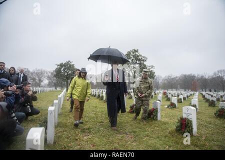 Presidente Trump (centro) visite con Karen Durham-Aguilera (centro sinistra), direttore esecutivo, Esercito Nazionale i cimiteri militari; e U.S. Army Sgt. Il Mag. Juan Abreu (a destra), arruolati senior advisor, il Cimitero Nazionale di Arlington e l esercito nazionale i cimiteri militari nella sezione 60 di Al Cimitero Nazionale di Arlington Arlington, Virginia, Dic 15, 2018. Foto Stock