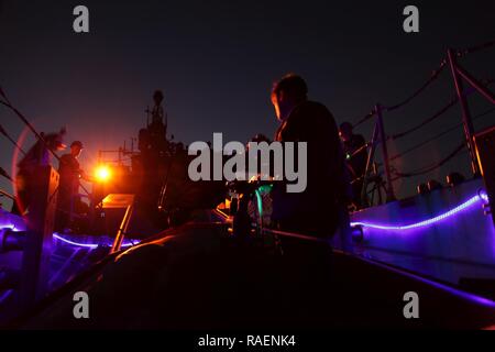 Golfo di Oman (dec. n. 13, 2018) ciclone-class pattugliamento costiero nave USS Sirocco (PC 6) conduce piccole operazioni in barca nel Golfo di Oman. Lo Scirocco è distribuito negli Stati Uniti Quinta Flotta area di operazioni a sostegno di operazioni navali per garantire stabilità marittimo e la sicurezza nella regione centrale di collegamento del Mediterraneo e del Pacifico attraverso l'Oceano Indiano occidentale e tre strategici punti di strozzatura. Foto Stock