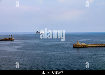 MSC Opera nave incrociatore entrando a La Valletta il porto di La Valletta, Malta. Foto Stock