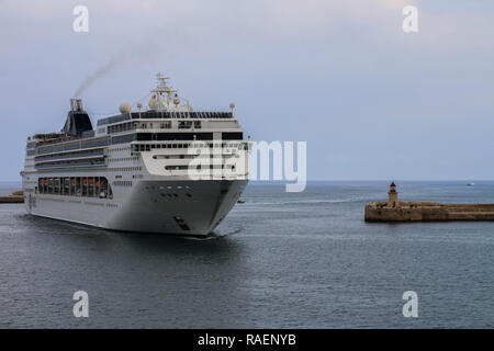 MSC Opera nave incrociatore entrando a La Valletta il porto di La Valletta, Malta. Foto Stock