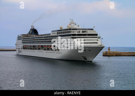 MSC Opera nave incrociatore entrando a La Valletta il porto di La Valletta, Malta. Foto Stock