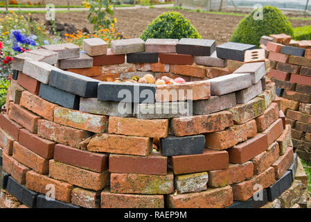 Mattone di fortuna costruiti compost bin Foto Stock