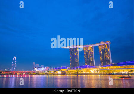 Vista del paesaggio attraverso il Marina Bay verso il Singapore Flyer, ArtScience Museum e il Marina Bay sands hotel di Singapore Foto Stock