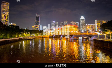 Vista dalla Regina Elisabetta a piedi l'Esplanade di notte, il centro cittadino di Singapore Foto Stock