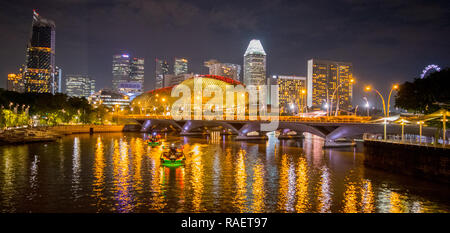 Vista dalla Regina Elisabetta a piedi l'Esplanade di notte, il centro cittadino di Singapore Foto Stock