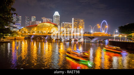 Vista dalla Regina Elisabetta a piedi l'Esplanade di notte, il centro cittadino di Singapore Foto Stock