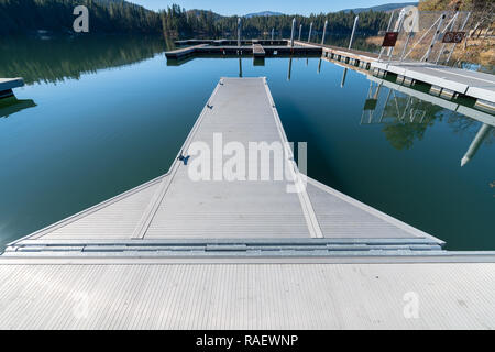 Dock di metallo sul Lago di Britton in California, Stati Uniti d'America Foto Stock