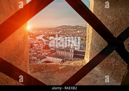 Bel tramonto vista aerea su Salisburgo, l'Austria, l'Europa. Città nelle Alpi della nascita di Mozart. Vista dello skyline di Salisburgo da Festung castello Hohensalzburg fo Foto Stock