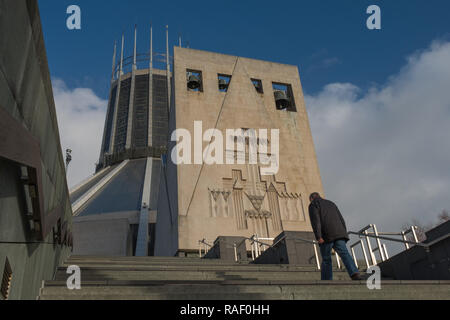 Uomo a camminare su per i gradini per Liverpool Metropolitan Cathedral, Mount Pleasant, Liverpool Foto Stock