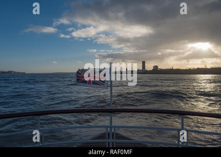A bordo della Royal Iris del Mersey traghetto sul fiume Mersey avvicinando Seacombe Ferry Terminal, Wallasey Foto Stock