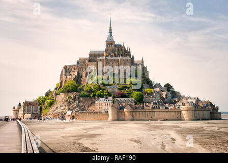 Vista panoramica del famoso Mont Saint Michelewith cielo blu e nuvole, Normandia, Francia settentrionale Foto Stock