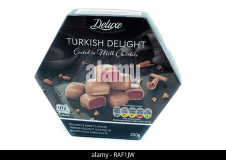 Largs, Scotland, Regno Unito - 02 Gennaio 2018: una scatola di Lidl Deluxe con marchio Turkish Delight cioccolatini in parzialmente imballaggio riciclabile. Foto Stock