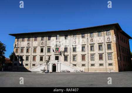 Costruzione di università su Piazza dei Cavalieri (Palazzo della Carovana) decorato con sculture dei Granduchi di Toscana. Pisa, Italia Foto Stock