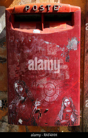 Bella mailbox tradizionali colori rosso, Roma, Italia.Il testo è stato tradotto in inglese: mail Foto Stock