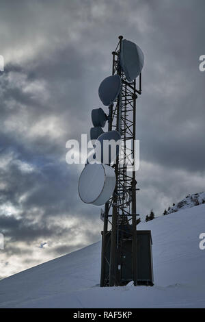 Torre Telecommuniction con molti piatti Foto Stock