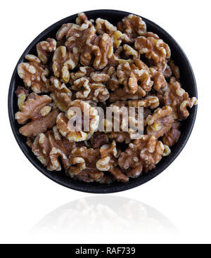 Close-up di naturale di gherigli di noce in un recipiente isolato su uno sfondo bianco. Vista ingrandita di salutare le noci. Foto Stock