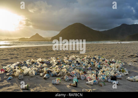 Cumulo di rifiuti di plastica oggetto di dumping sulla sabbia al tramonto su Selong Belanak sulla spiaggia di Lombok, Indonesia, Asia sud-orientale, Asia Foto Stock