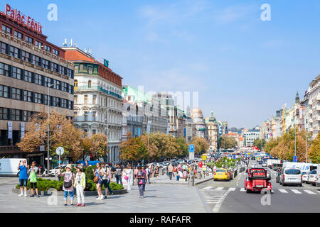 Praga appartamenti in centro di Praga un ampio viale di negozi hotel e locali commerciali del centro storico di Praga Repubblica Ceca Europa Foto Stock