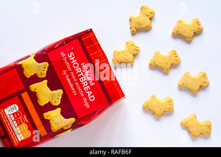 Pacchetto di Highland frollini tutto il burro mini scottie cani da Sainsbury's aperto con contenuto versato versato su sfondo bianco Foto Stock