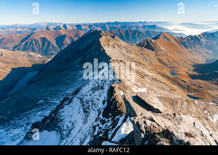 Fantastica vista dall'alto da Grosser Hafner summit o picco durante il Sunrise, Alpi Austria, Hohe Tauern Foto Stock