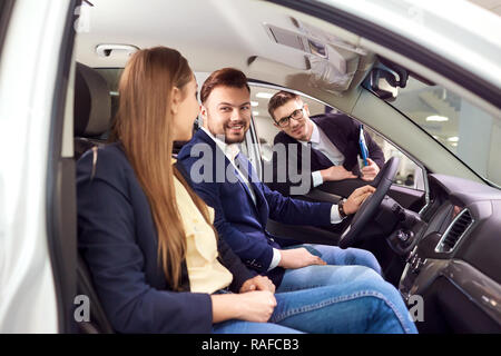 Vendita, noleggio auto. Il rivenditore di auto vende la vettura al popolo. Foto Stock