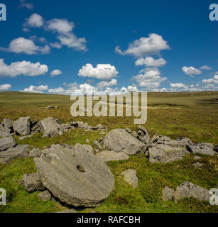 Antiche macine in pietra scartata sulla brughiera sotto Brennand grande collina vicino casa dei mugnai nella foresta di Bowland Lancashire Foto Stock