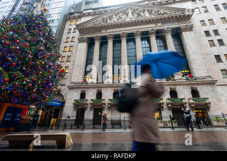 New York NY/USA-dicembre 21, 2018 Il New York Stock Exchange di Lower Manhattan Venerdì, Dicembre 21, 2018 con la facciata adornato per le vacanze. (© Richard B. Levine) Foto Stock