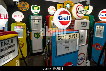 ESSEN, Germania - 23 MAR 2018: vari gas vintage pompe per la vendita. Foto Stock