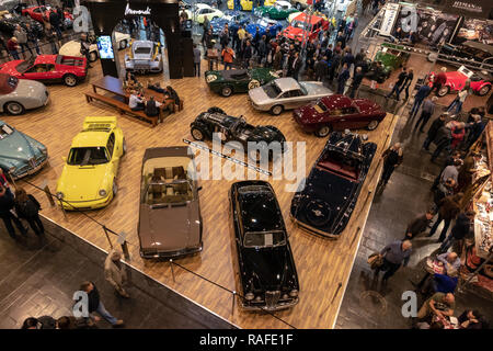 ESSEN, Germania - 23 MAR 2018: i visitatori la visualizzazione delle automobili classiche presentati presso il Techno Classica Essen vintage car show. Foto Stock