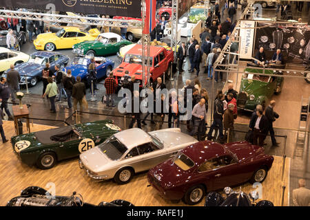 ESSEN, Germania - 23 MAR 2018: i visitatori la visualizzazione delle automobili classiche presentati presso il Techno Classica Essen vintage car show. Foto Stock