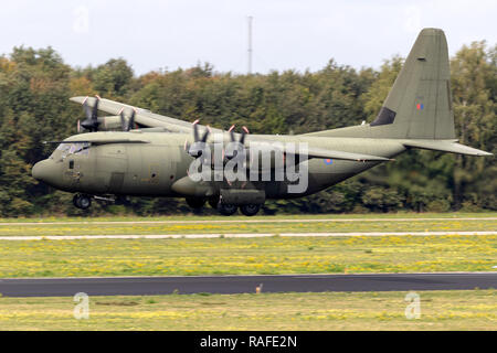 EINDHOVEN, Paesi Bassi - giu 22, 2018: British Royal Air Force Lockheed C-130J Hercules piano di trasporto di atterraggio sulla base aerea di Eindhoven. Foto Stock