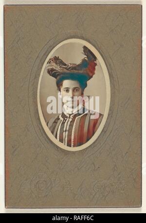 Donna che indossa un cappello piumato, stampato in taglio ovale, Bloomingdale fratelli, ottobre 1904, gelatina silver stampa reinventato Foto Stock