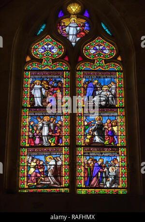 Sarlat, Francia - 2 Settembre 2018: colorate in vetro colorato nel borgo medievale di Sarlat cattedrale dedicata a San Sacerdos. Sarlat la Caneda in Dordogne Dep Foto Stock