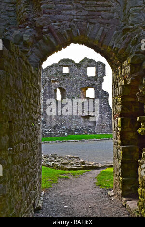 Vista interna del Coity Castle attraverso un antico arco. Questo antico monumento è nei pressi di Bridgend, nel Galles del Sud Foto Stock