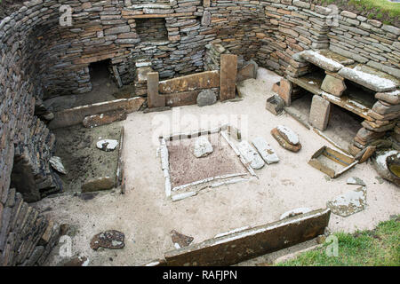 Resti di una delle case a Skara Brae, una pietra-costruito villaggio neolitico sulla costa occidentale delle isole di Orkney in Scozia Foto Stock