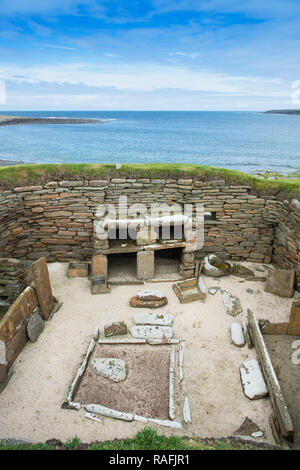 Resti di una delle case a Skara Brae, una pietra-costruito villaggio neolitico sulla costa occidentale delle isole di Orkney in Scozia Foto Stock