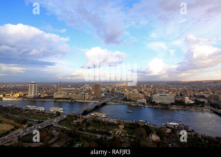 Il Cairo, Egitto - FEBRUAR 25: Pomeriggio cityscape di Cairo il febbraio 25, 2010. Centro citta' pomeriggio panorama da alta Torre del Cairo in Egitto. Foto Stock