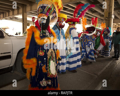 Chinelo messicano ballerini folk eseguire all'annuale dei tre re parata del giorno nella sezione di Williamsburg di Brooklyn, New York. Foto Stock