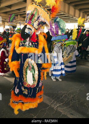 Chinelo messicano ballerini folk eseguire all'annuale dei tre re parata del giorno nella sezione di Williamsburg di Brooklyn, New York. Foto Stock