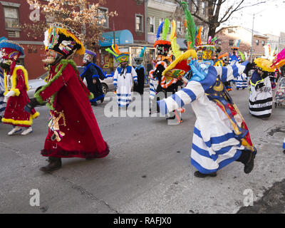 Chinelo messicano ballerini folk eseguire all'annuale dei tre re parata del giorno nella sezione di Williamsburg di Brooklyn, New York. Foto Stock