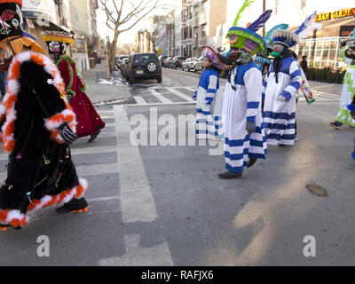 Chinelo messicano ballerini folk eseguire all'annuale dei tre re parata del giorno nella sezione di Williamsburg di Brooklyn, New York. Foto Stock