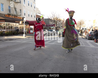 Chinelo messicano ballerini folk eseguire all'annuale dei tre re parata del giorno nella sezione di Williamsburg di Brooklyn, New York. Foto Stock