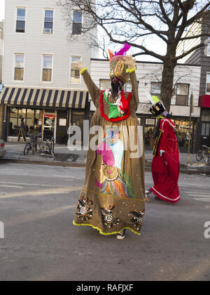 Chinelo messicano ballerini folk eseguire all'annuale dei tre re parata del giorno nella sezione di Williamsburg di Brooklyn, New York. Foto Stock