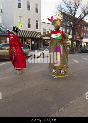 Chinelo messicano ballerini folk eseguire all'annuale dei tre re parata del giorno nella sezione di Williamsburg di Brooklyn, New York. Foto Stock