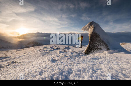 Highlands della Scozia, Cairngorms, figura nel paesaggio Foto Stock