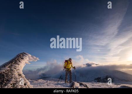 Highlands della Scozia, Cairngorms, figura nel paesaggio Foto Stock