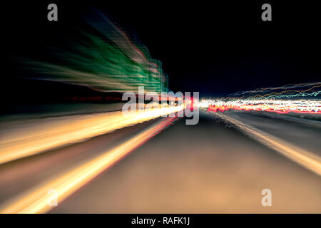 Guida notturna lunga esposizione in autostrada Foto Stock