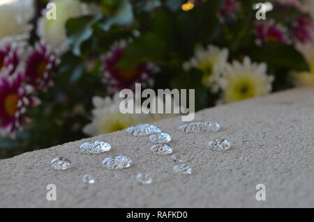 Minuscole goccioline di acqua su una superficie di cemento Foto Stock